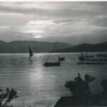 Jedrilica isplovljava iz Zelenike dvadesetih godina 20.vijeka
