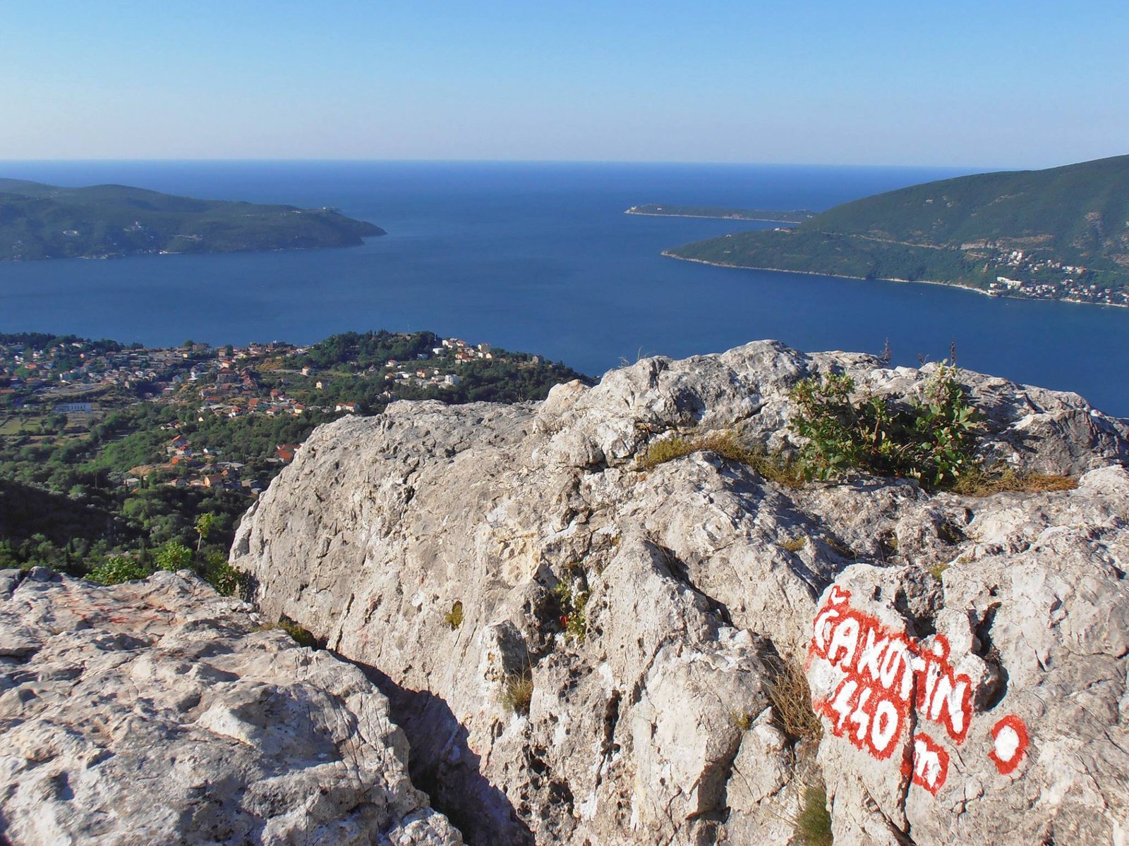 Pogled sa Cakotina na ulaz u Boku Kotorsku